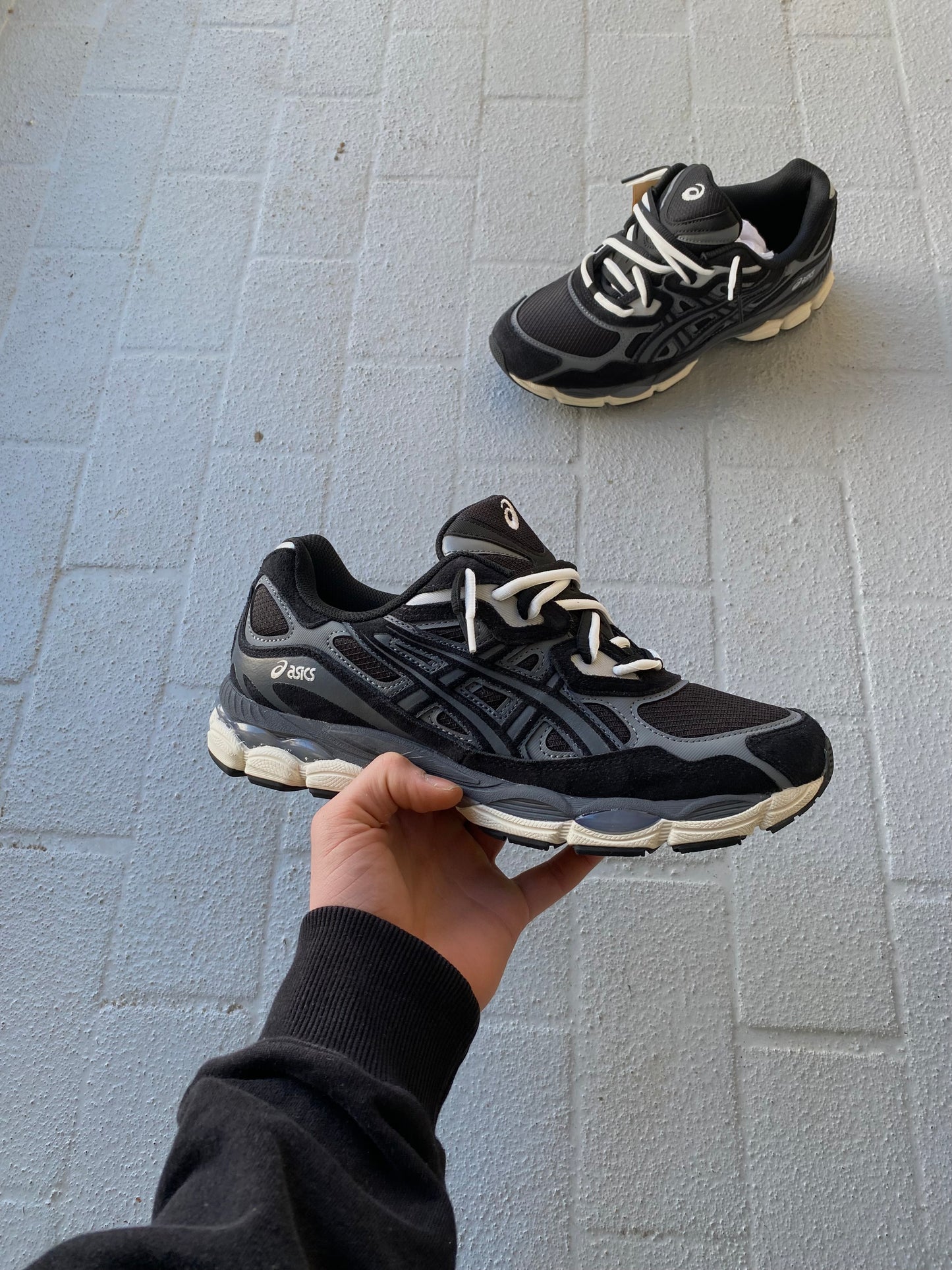 ASICS “black stars”