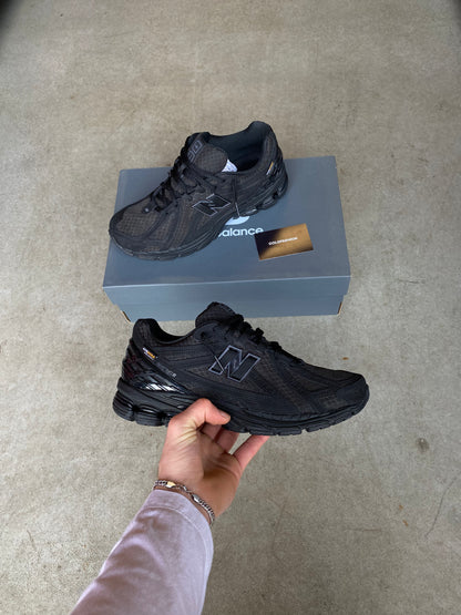 New balance “Cordura black